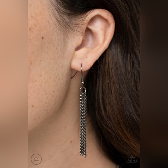 Glitzy Gusto Choker Necklace - Picture 2 of 3